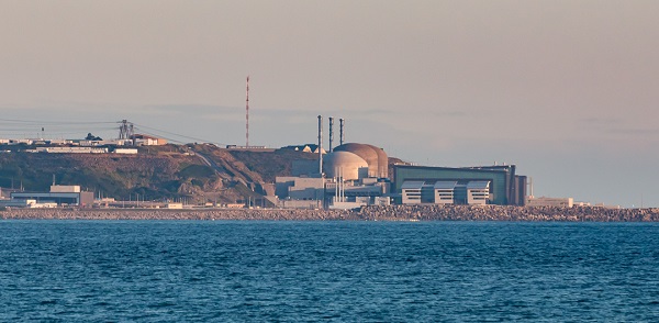 Centrale nucléaire de Flamanville. Au premier plan l'EPR FLA3, derrière les bâtiments réacteurs de FLA2 et FLA1.