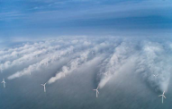 Les éoliennes doivent être à distance les unes des autres pour fonctionner efficacement, ce qui explique la densité d’énergie relativement faible qu’elles peuvent produire. Source : David McKay (2012).