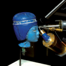 Sculpture en verre bleu représentant la tête de Toutankhamon. DR