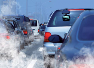 L’utilisation massive des énergies fossiles, notamment pour les transports et les bâtiments, conduit à d’importantes émissions de polluants atmosphériques, en plus du bruit engendré par les moteurs.