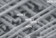 Vue de dessus des nombreuses interconnexions au sein d’un transistor au MEB. Source : CEA-LETI.