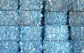 Balles de bouteilles en plastique bleu empilés dans un centre de recyclage