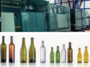 Deux exemples d’utilisation du verre sodocalcique, panneaux de verre plat en sortie d’usine ; bouteilles.