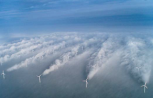 Les éoliennes doivent être à distance les unes des autres pour fonctionner efficacement, ce qui explique la densité d’énergie relativement faible qu’elles peuvent produire. Source : David McKay (2012).