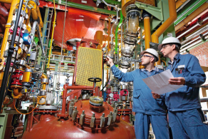 Two employees in a production plant