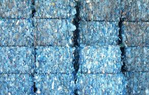 Balles de bouteilles en plastique bleu empilés dans un centre de recyclage