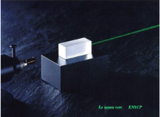 Cristal émettant un rayonnement laser vert