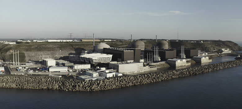 Centrale de Flamanville (2023). Réacteur 3 (EPR) au premier plan, réacteurs 1 et 2 en arrière plan.JKremona, travail personnel, Wikimedia Commons, Licence CC BY-SA 4.0