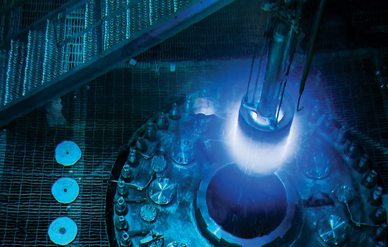Illustration : Réacteur à haut flux d'isotopes lors d'un rechargement en combustible. La lueur bleue est due au rayonnement Cherenkov. Crédit : Genevieve Martin, ORNL, Pexels