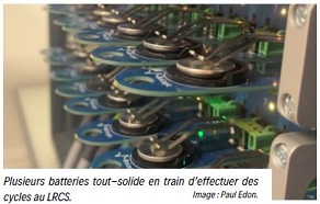 Plusieurs batteries tout-solide en train d'effectuer des cycles au LRCS. Image : Paul Edon