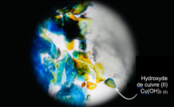 Couleur verte caractéristique de l’hydroxyde de cuivre(II)